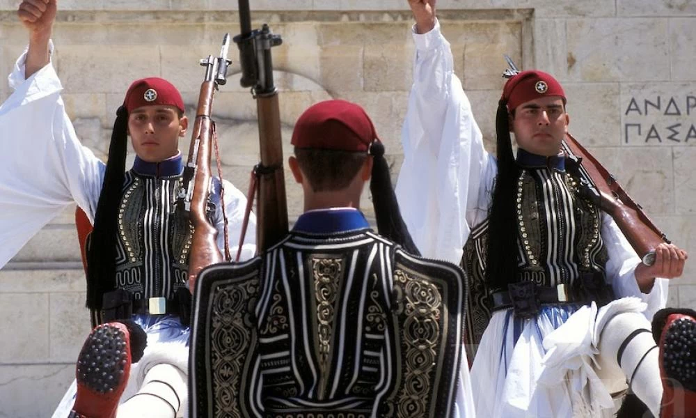 Τι συμβολίζει η ενδυμασία του Έλληνα τσολιά